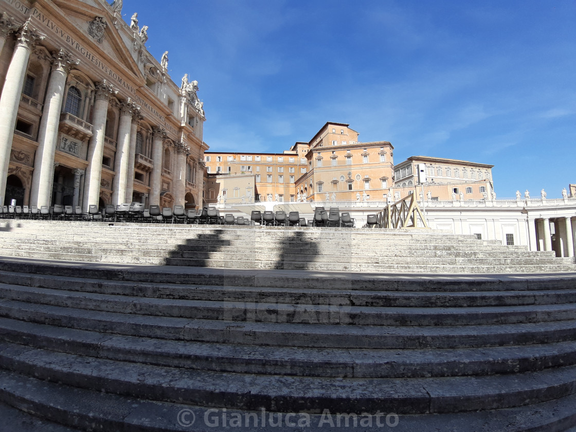 "Vaticano - Ombre sul sagrato della basilica" stock image