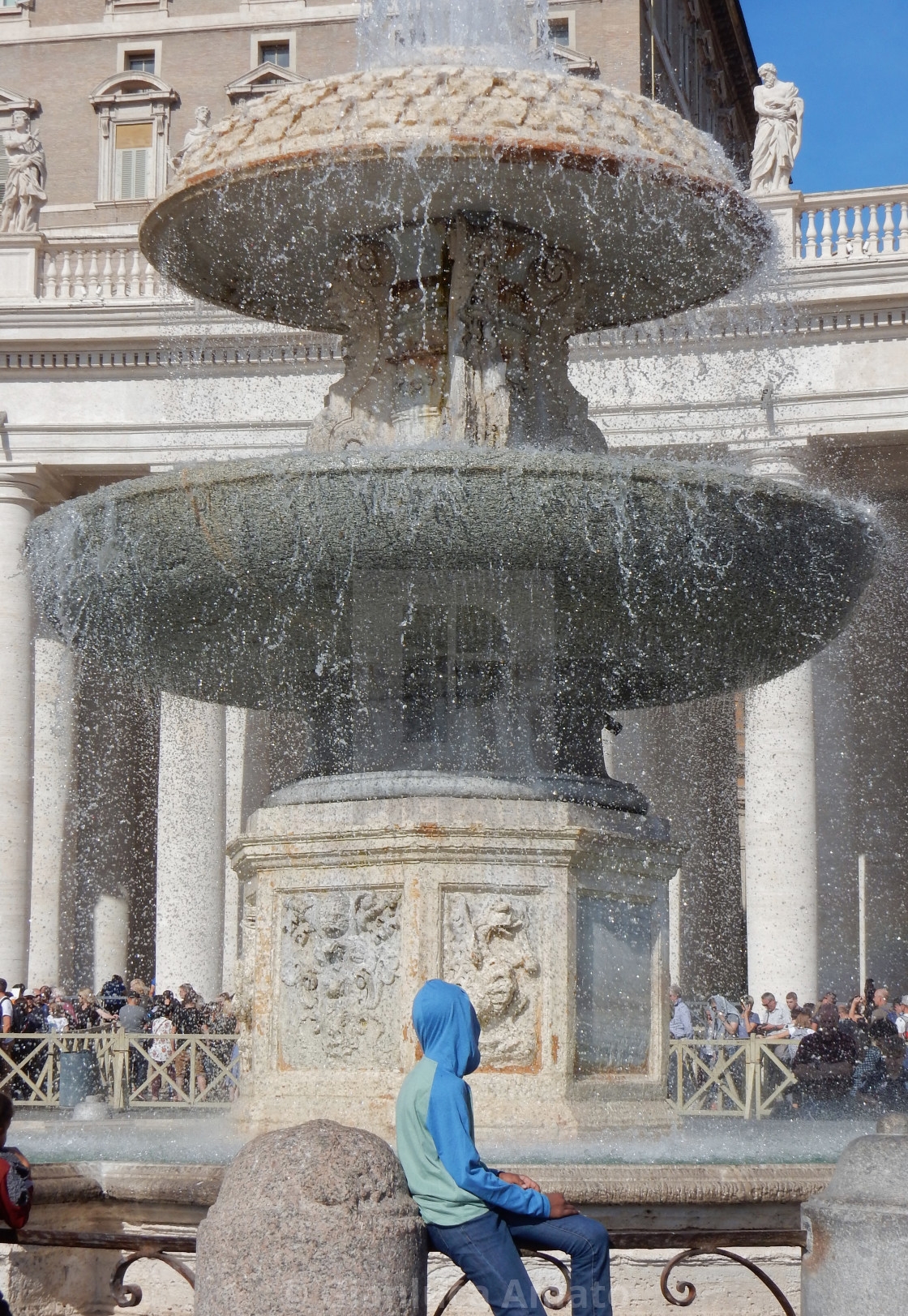 "Vaticano - Ragazzo sotto la fontana del Maderno" stock image