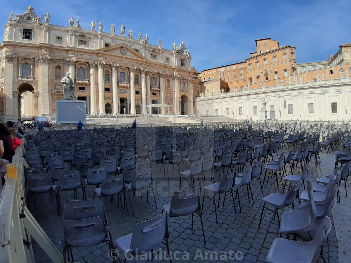 "Vaticano - Sedie da sistemare a Piazza San Pietro" stock image