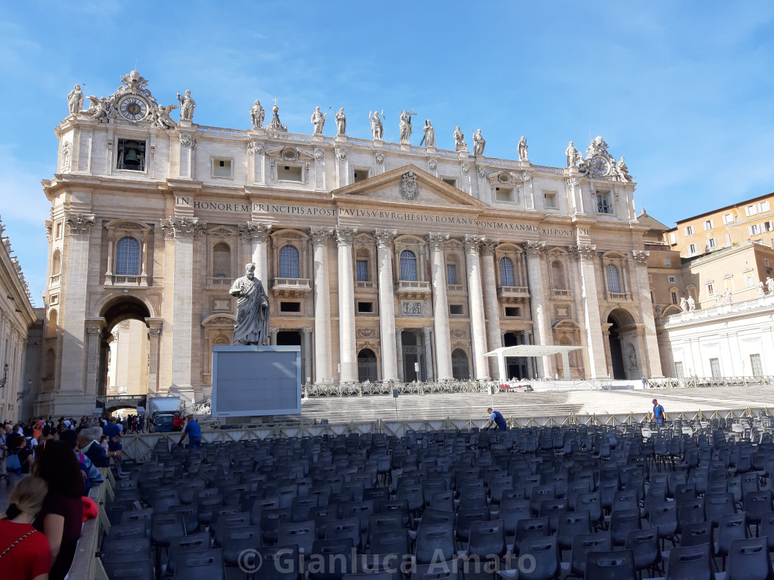 "Vaticano - Sedie da sistemare in Piazza San Pietro" stock image