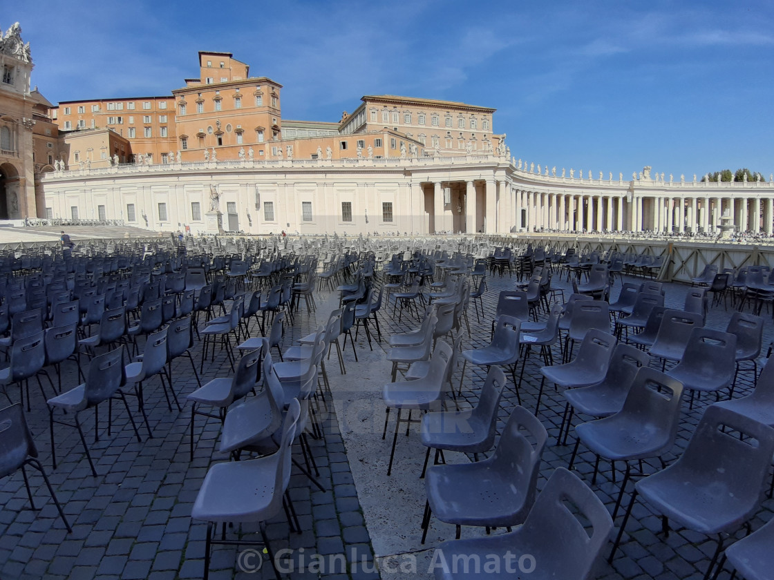 "Vaticano - Sedie disordinate a Piazza San Pietro" stock image