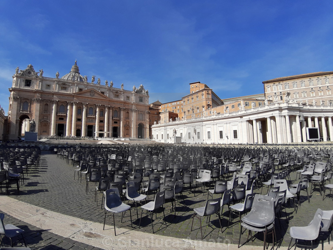 "Vaticano - Sedie sparse in Piazza San Pietro" stock image