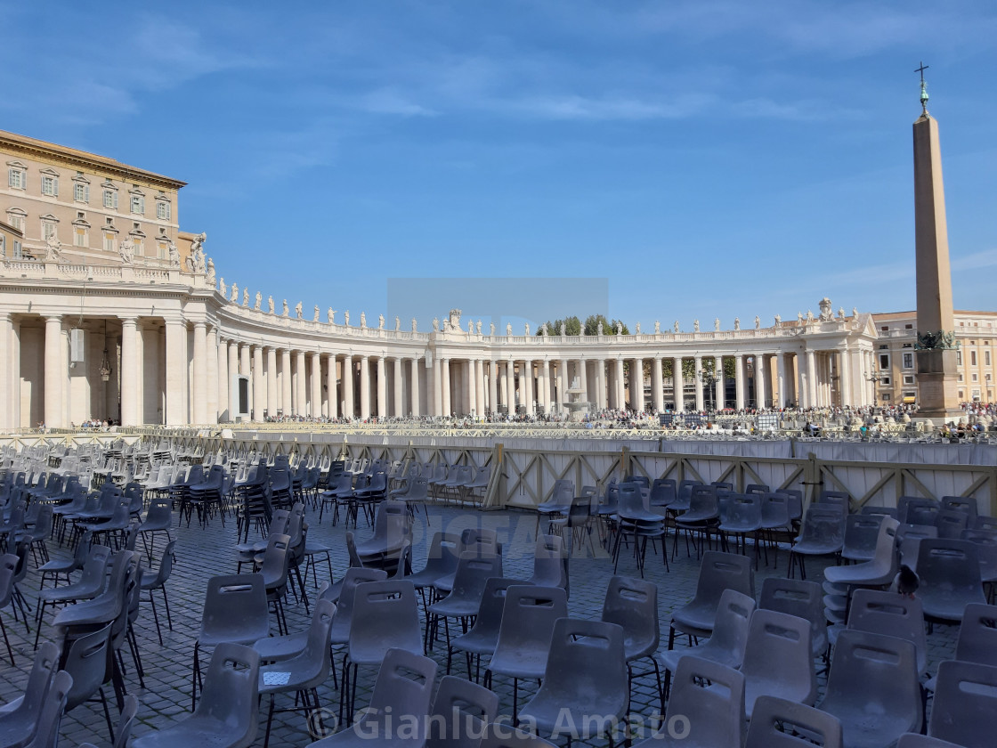 "Vaticano - Sedie disordinate in Piazza San Pietro" stock image