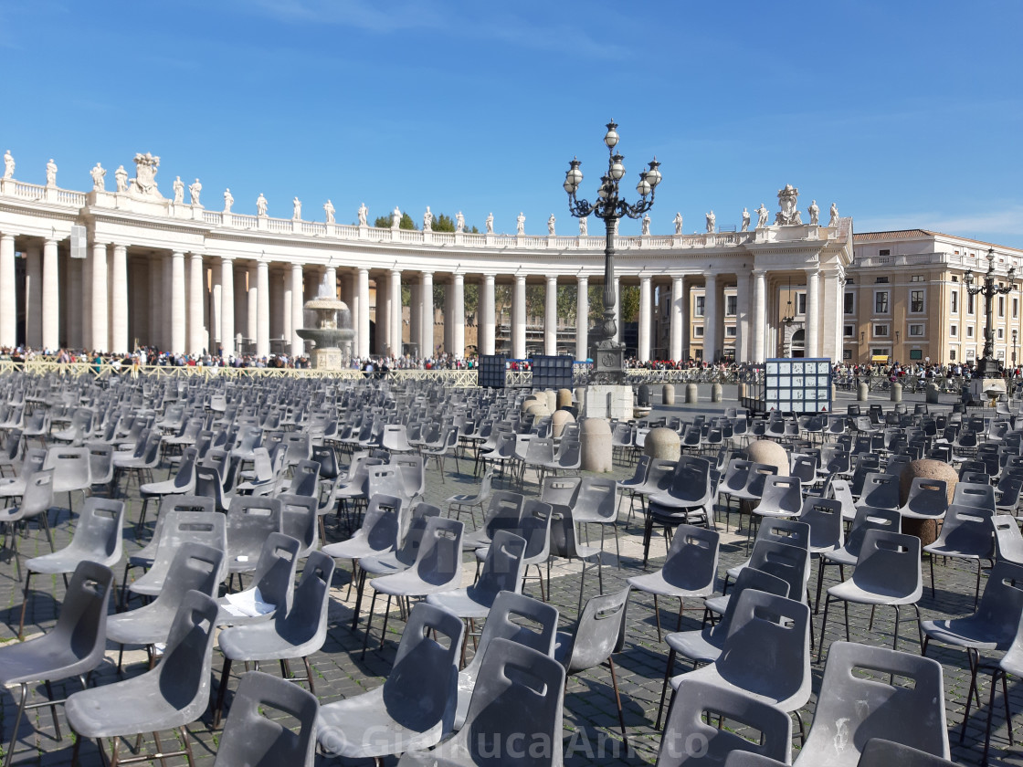 "Vaticano - Sedie sparse a Piazza San Pietro" stock image