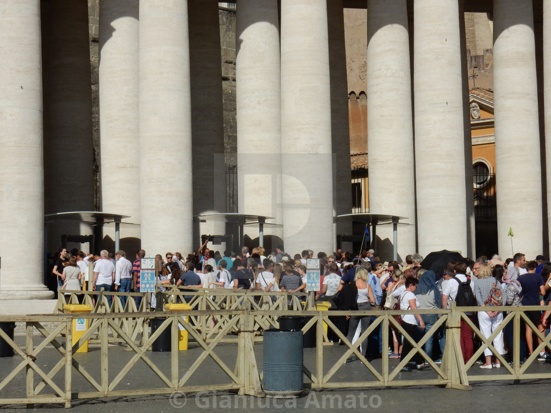 "Vaticano - Turisti in fila al Colonnato del Bernini" stock image