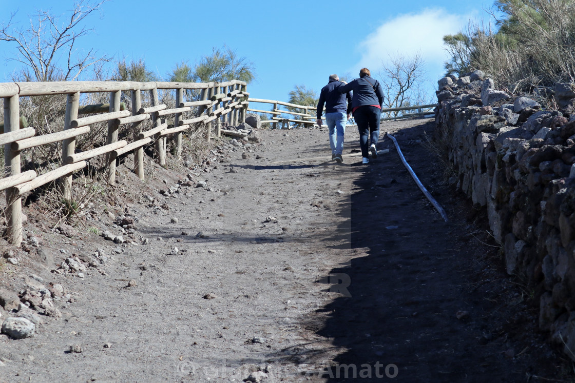 "Vesuvio – Coppia di turisti sul sentiero del Gran Cono" stock image