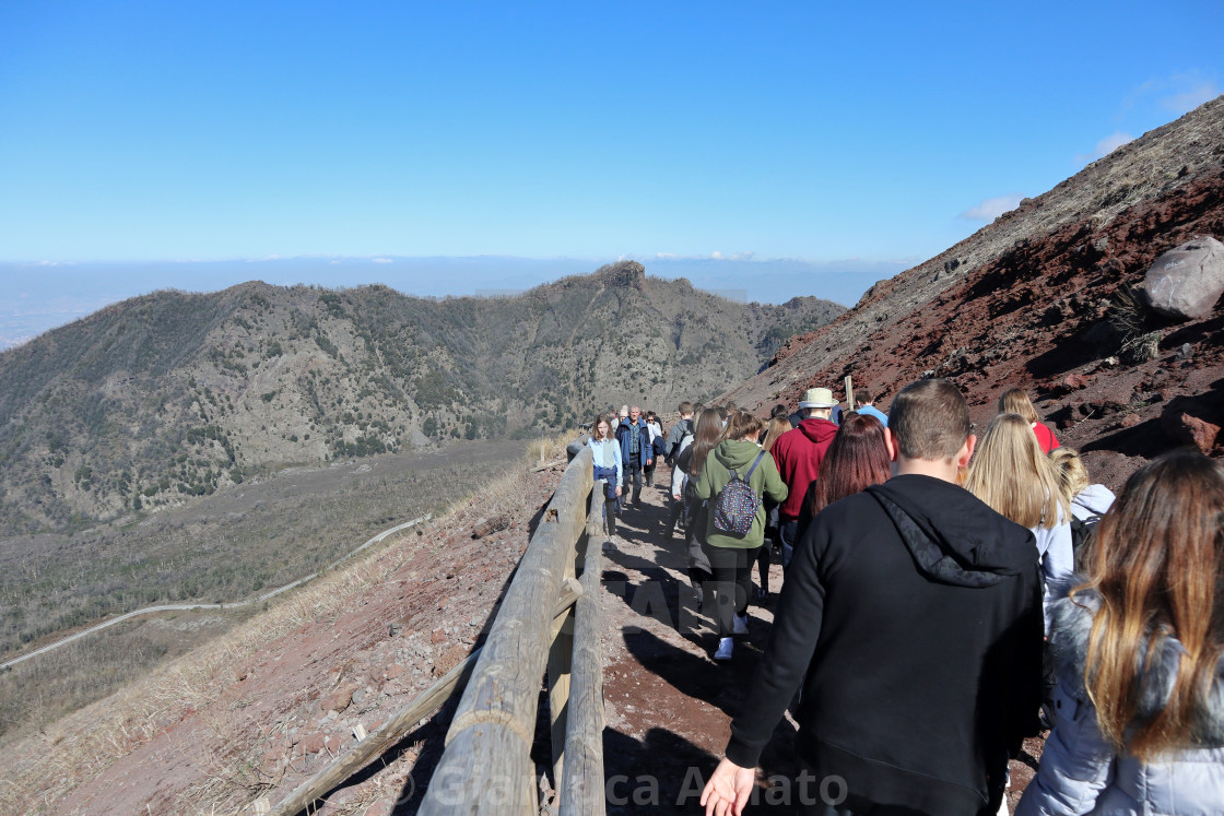 "Vesuvio – Gruppo di turisti sul sentiero del Gran Cono" stock image