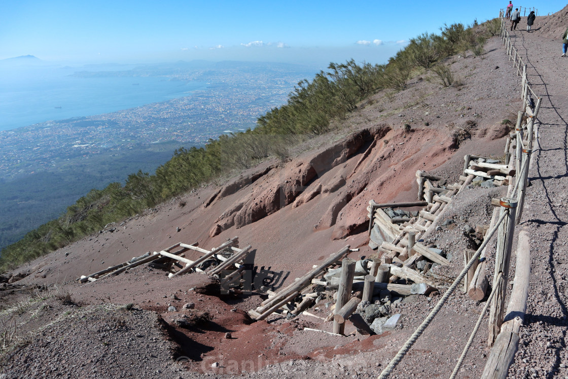 "Vesuvio – Palificata di contenimento lungo il sentiero" stock image