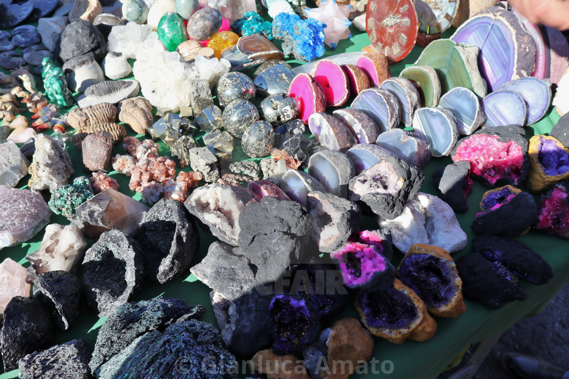 "Vesuvio – Pietre vulcaniche alla bancarella di souvenirs" stock image