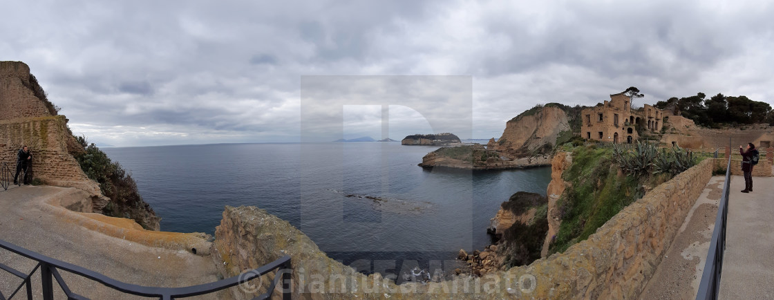 "Napoli – Panoramica di Baia di Trentaremi dal Parco Archeologico di Posillipo" stock image