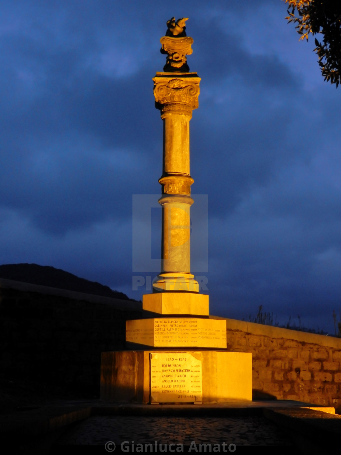 "San Leucio - Monumento ai Caduti nei Giardini del Belvedere di sera" stock image