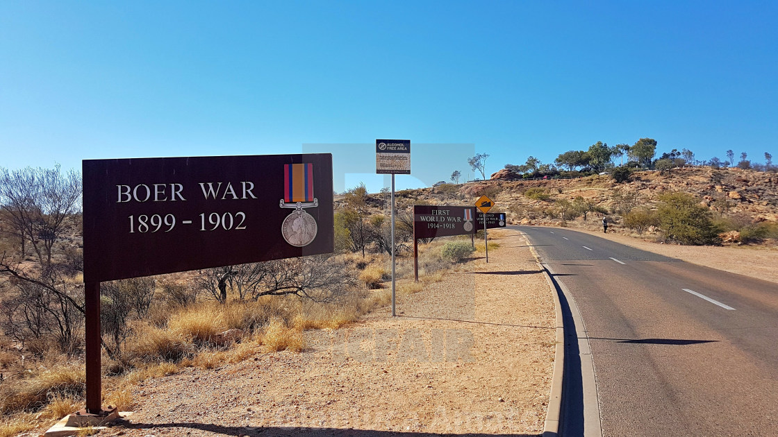 "Alice Springs - Cartelli commemorativi su Anzac Hill Road" stock image