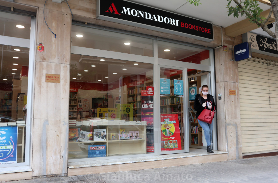 "Benevento - Lettrice all'uscita della libreria" stock image