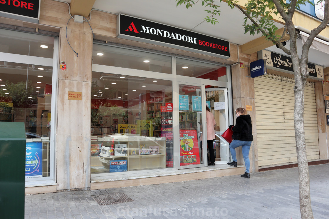 "Benevento - Ragazze all'entrata della libreria" stock image