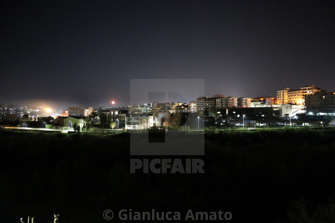 "Panorama notturno di Benevento con luna sorgente" stock image