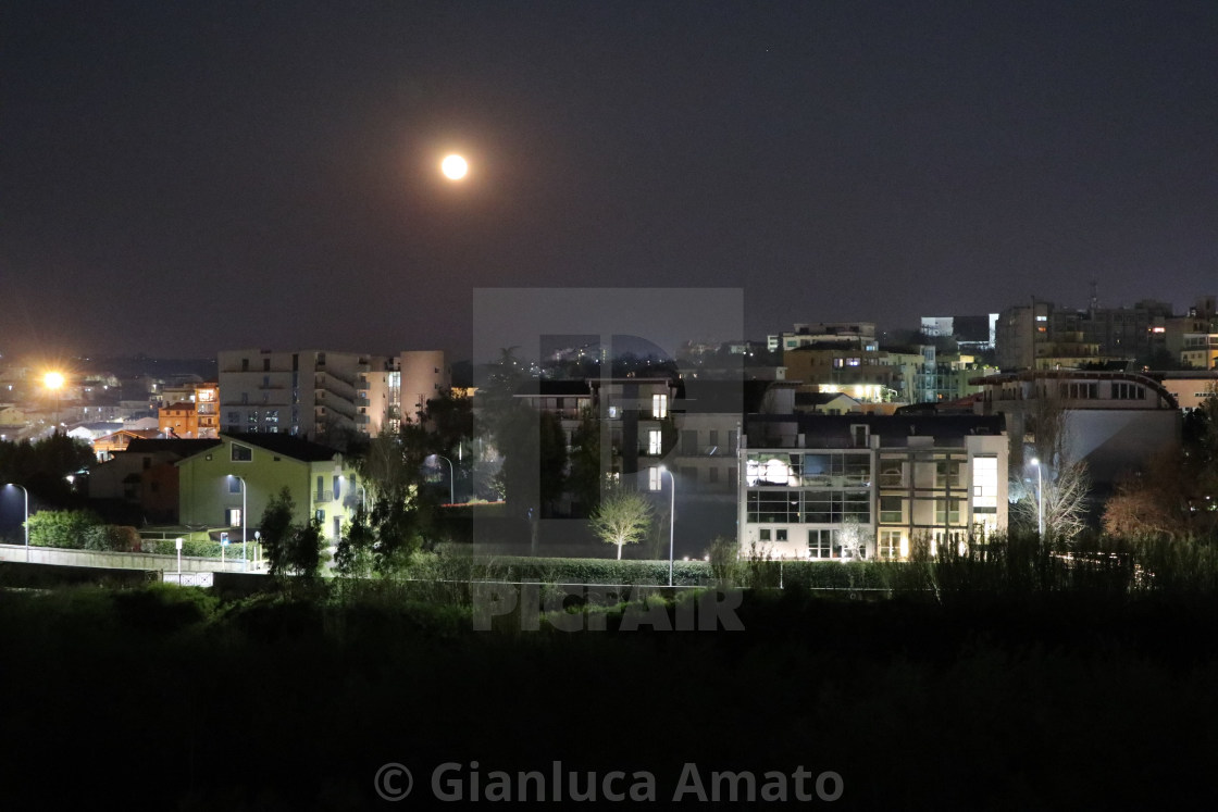 "Panorama notturno di Benevento con luna piena" stock image