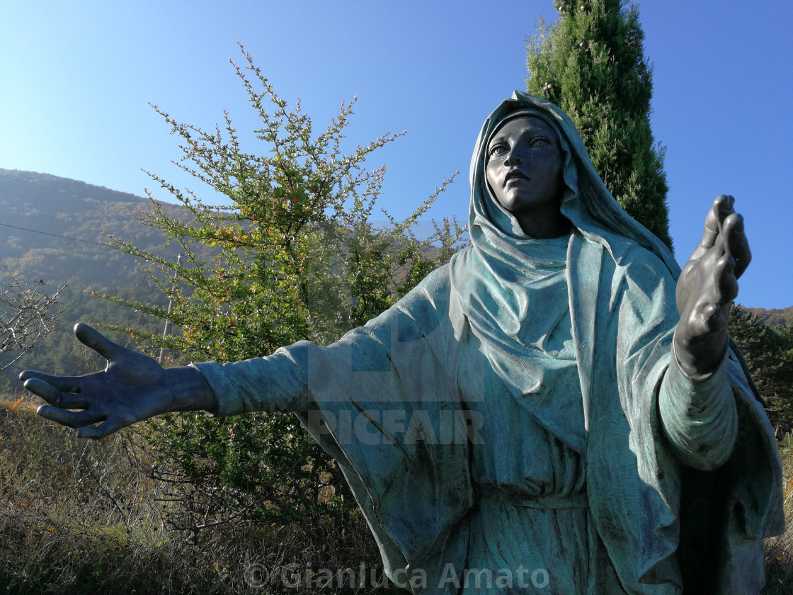 "Castelpetroso - Statua di Maria che accoglie Gesù" stock image