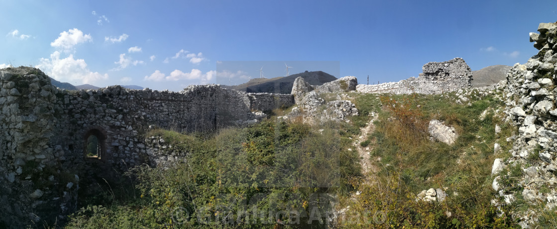 "Roccamandolfi - Panoramica del castello medioevale" stock image