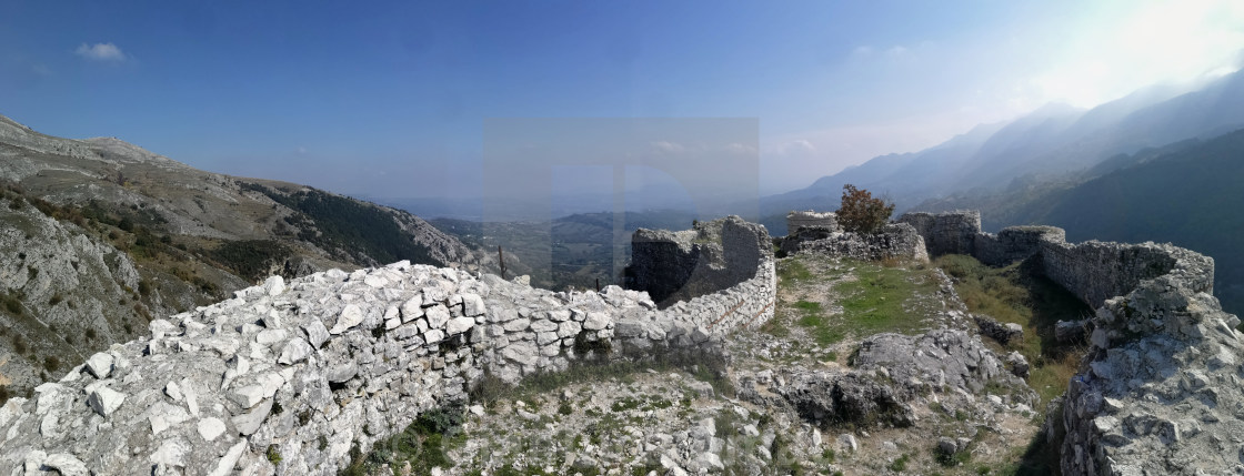 "Roccamandolfi - Panoramica del castello" stock image