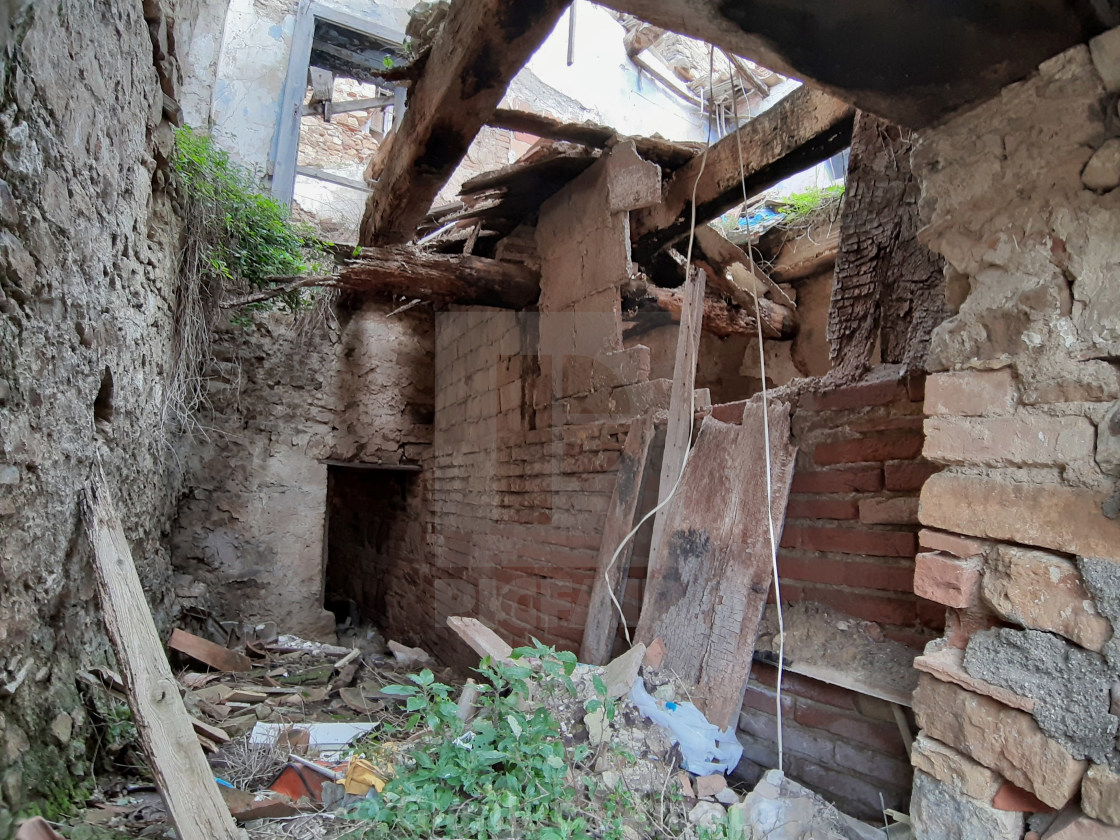 "Paduli - Casa crollata nel borgo vecchio" stock image