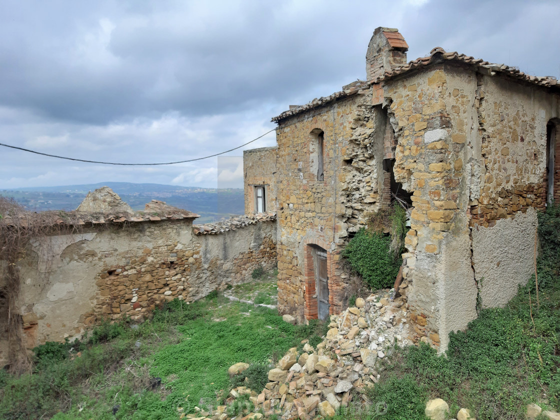 "Paduli - Edificio fatiscente del vecchio borgo" stock image