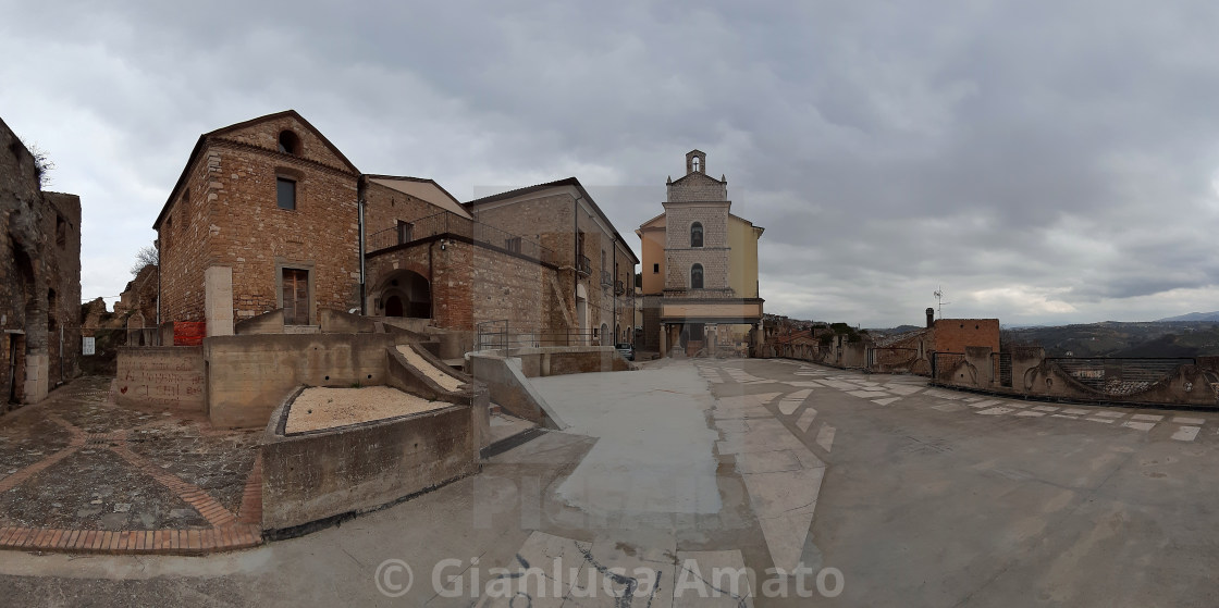 "Paduli - Panoramica della piazza del borgo fantasma" stock image