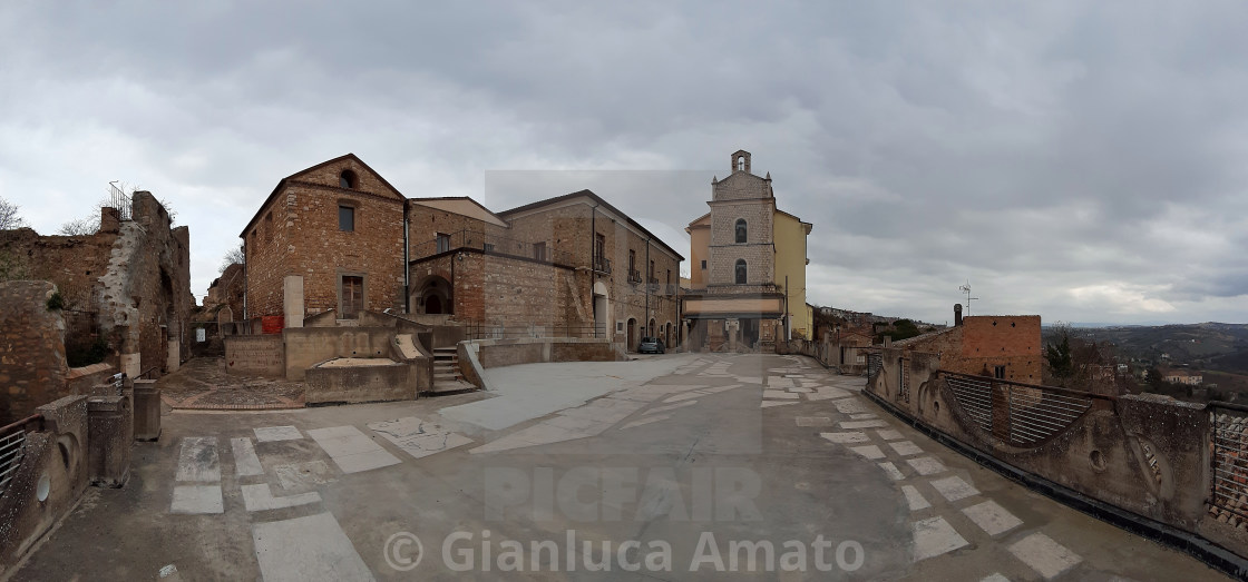 "Paduli - Panoramica di Piazza degli Eroi" stock image