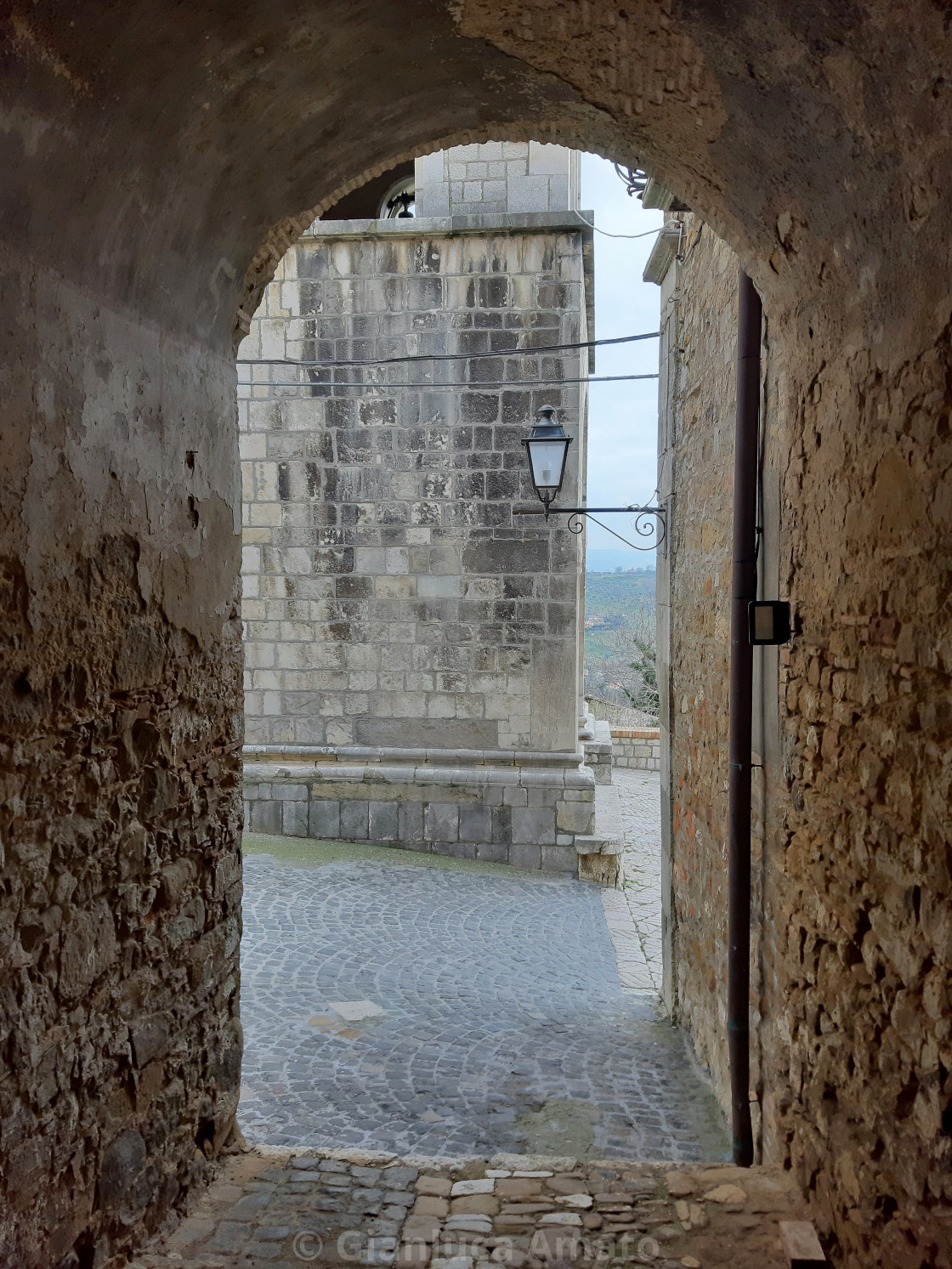 "Paduli - Scorcio della chiesa di San Bartolomeo Apostolo dal vicolo" stock image