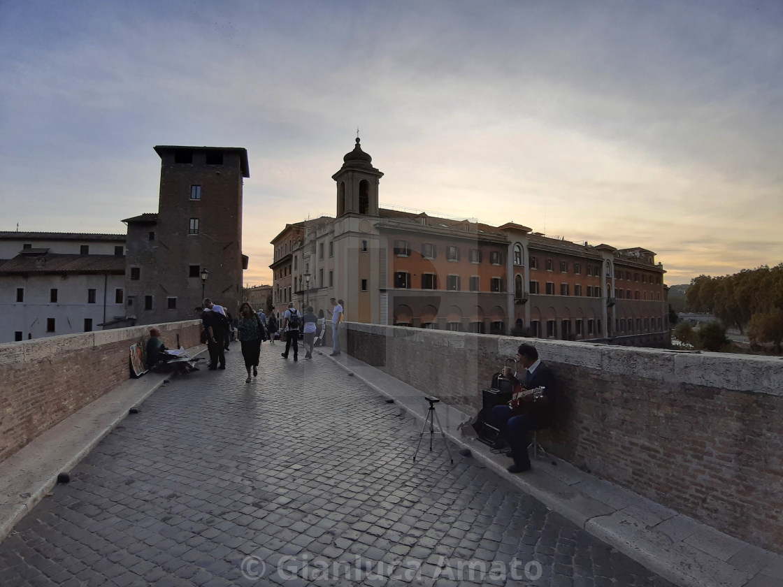 "Roma - Artisti di strada sul Ponte Fabricio" stock image