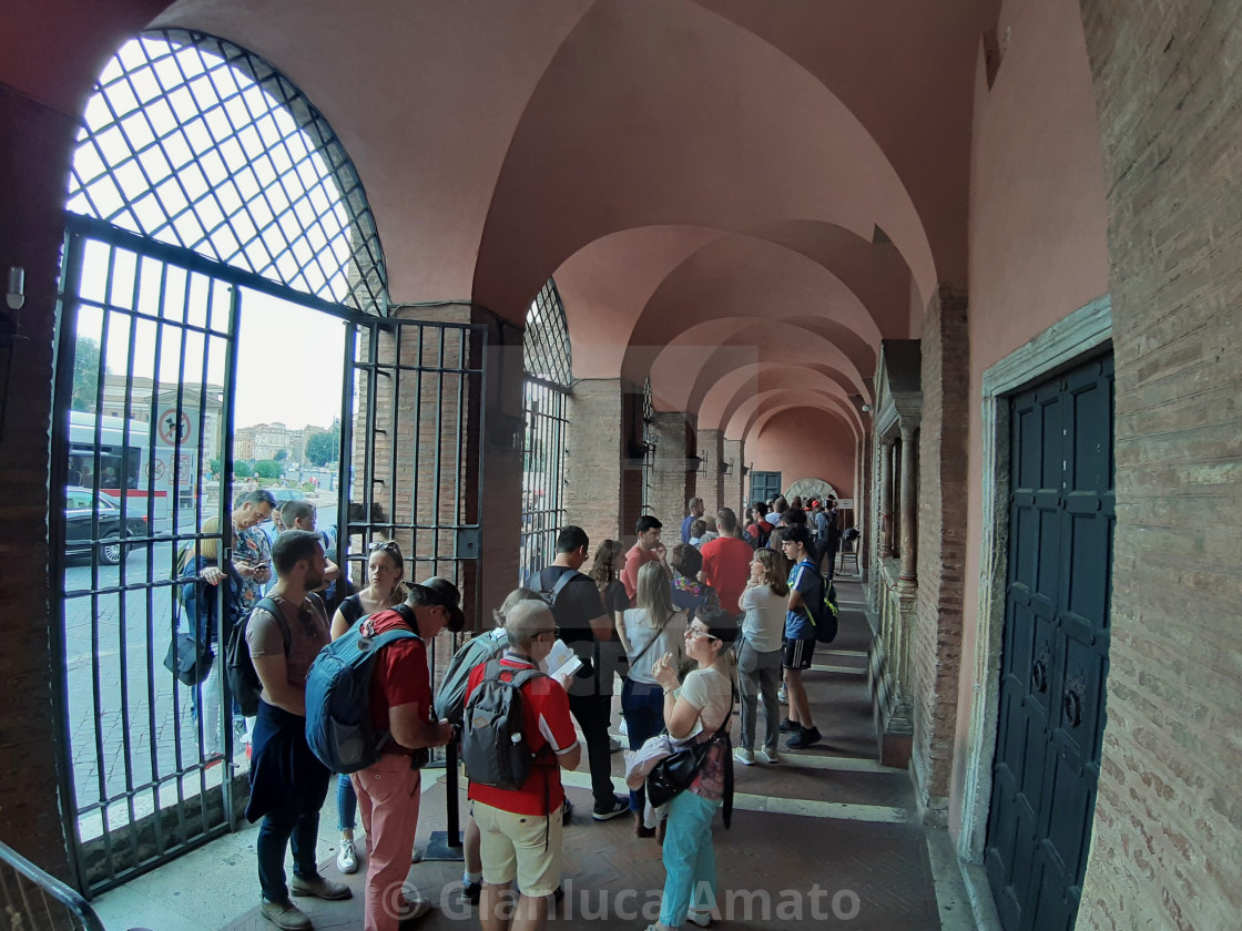 "Roma - Fila di turisti per la Bocca della Verità" stock image