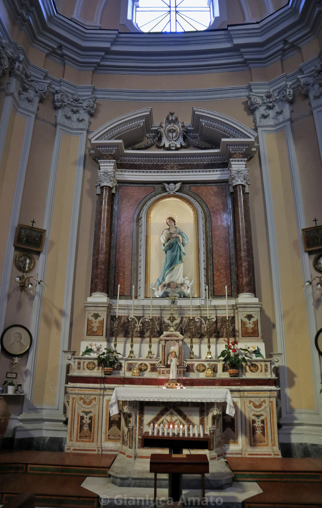 "Sorrento - Altare sinistro della chiesa di San Francesco" stock image