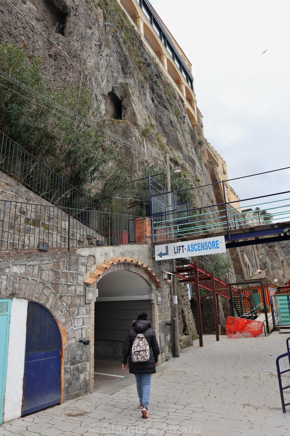 "Sorrento - Turista verso l'ascensore" stock image