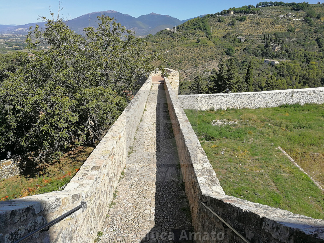 "Spoleto - Camminamento sulle mura di cinta della Rocca di Albornoz" stock image