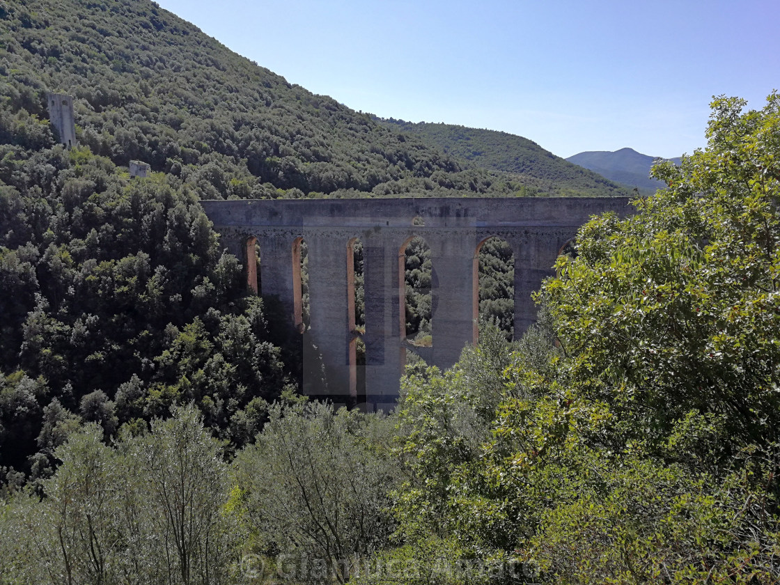 "Spoleto - Ponte delle Torri da Via Gattaponi" stock image