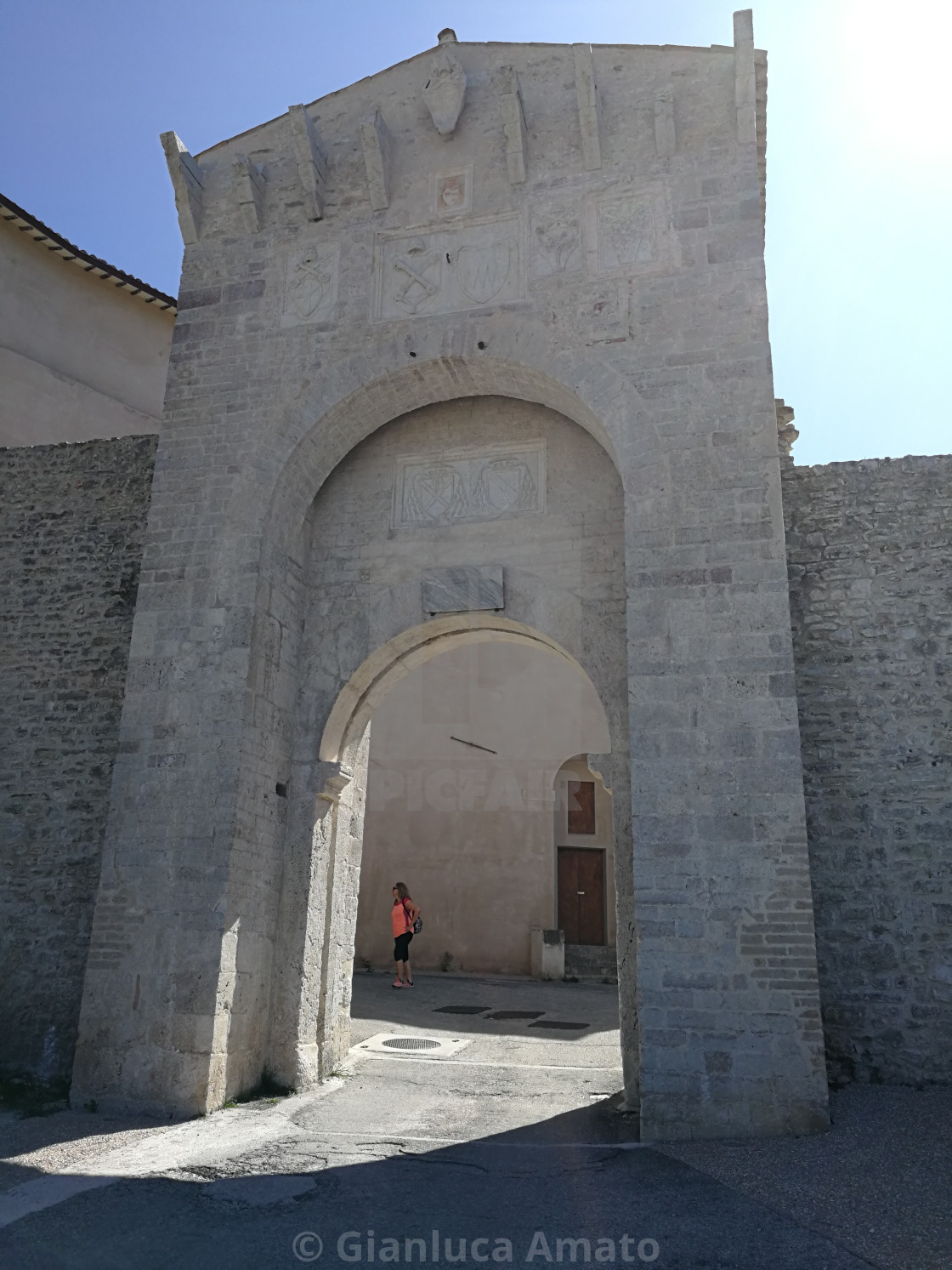 "Spoleto - Turista alla Porta della Rocca di Albornoz" stock image