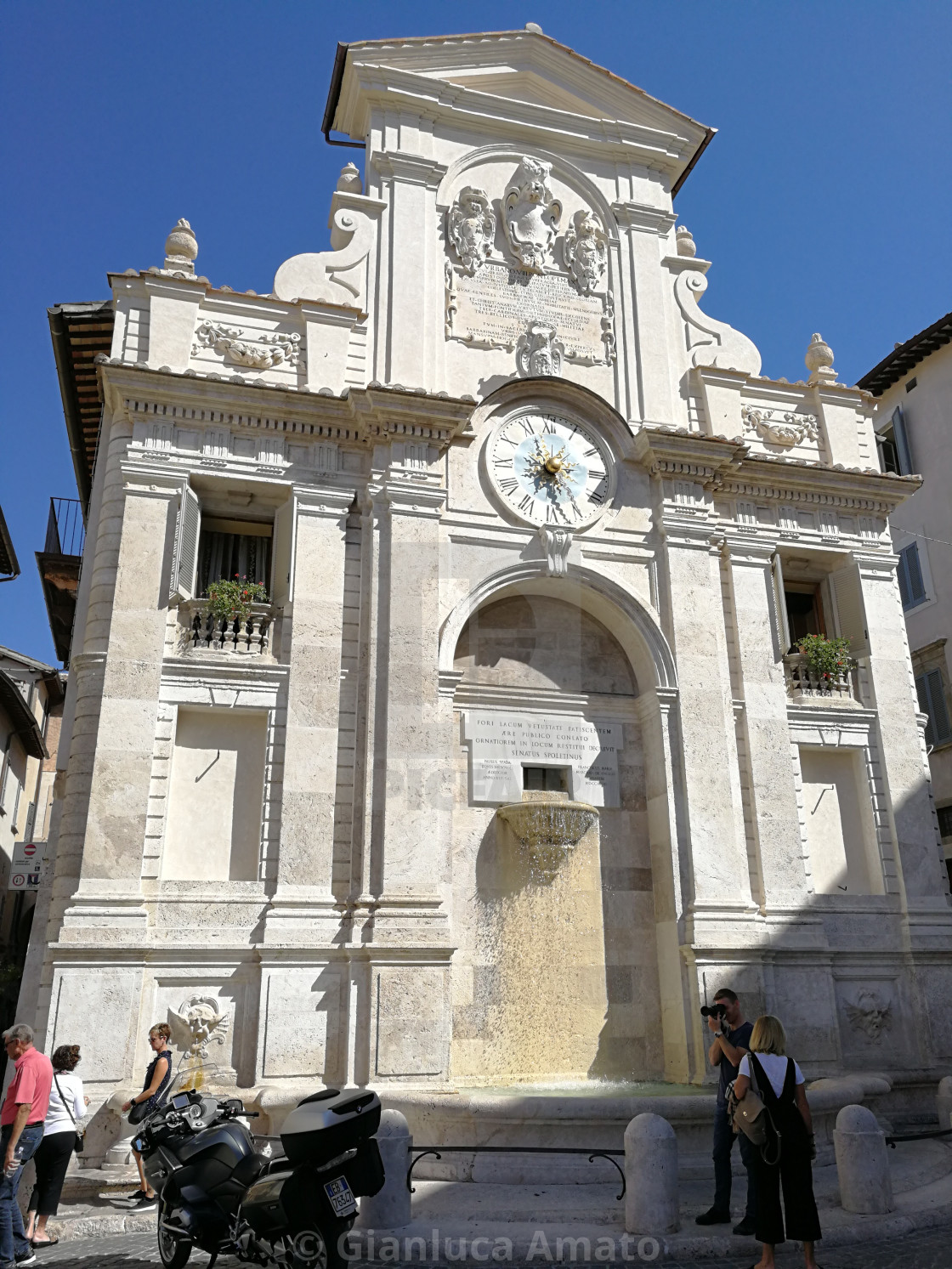 "Spoleto - Turisti alla Fontana dell'Orologio" stock image