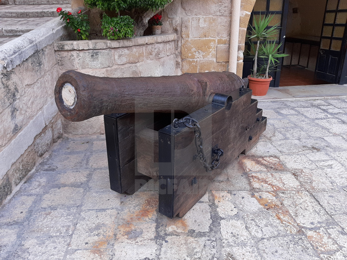 "Taranto - Cannone nel cortile del Castello Aragonese" stock image