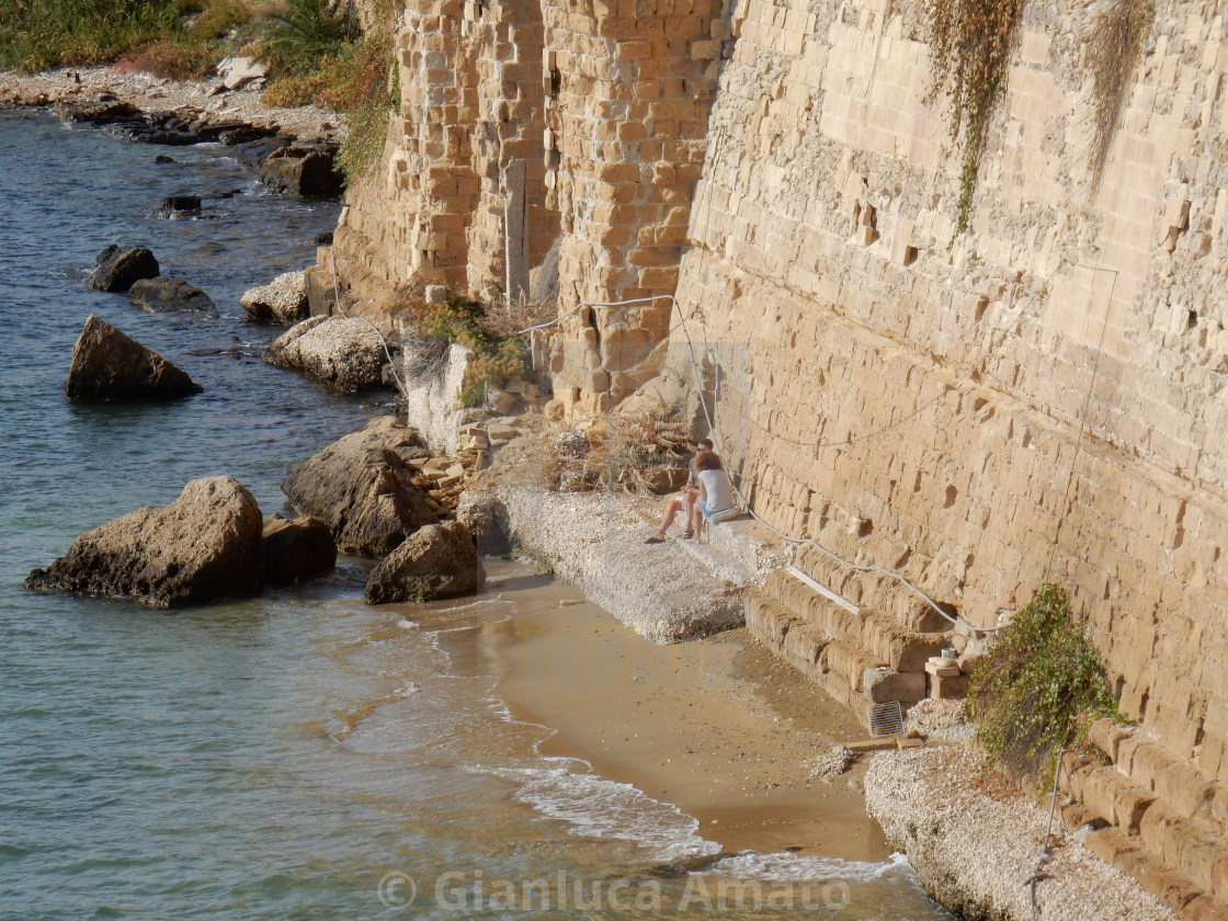 "Taranto - Coppia sulla spiaggia del centro storico" stock image