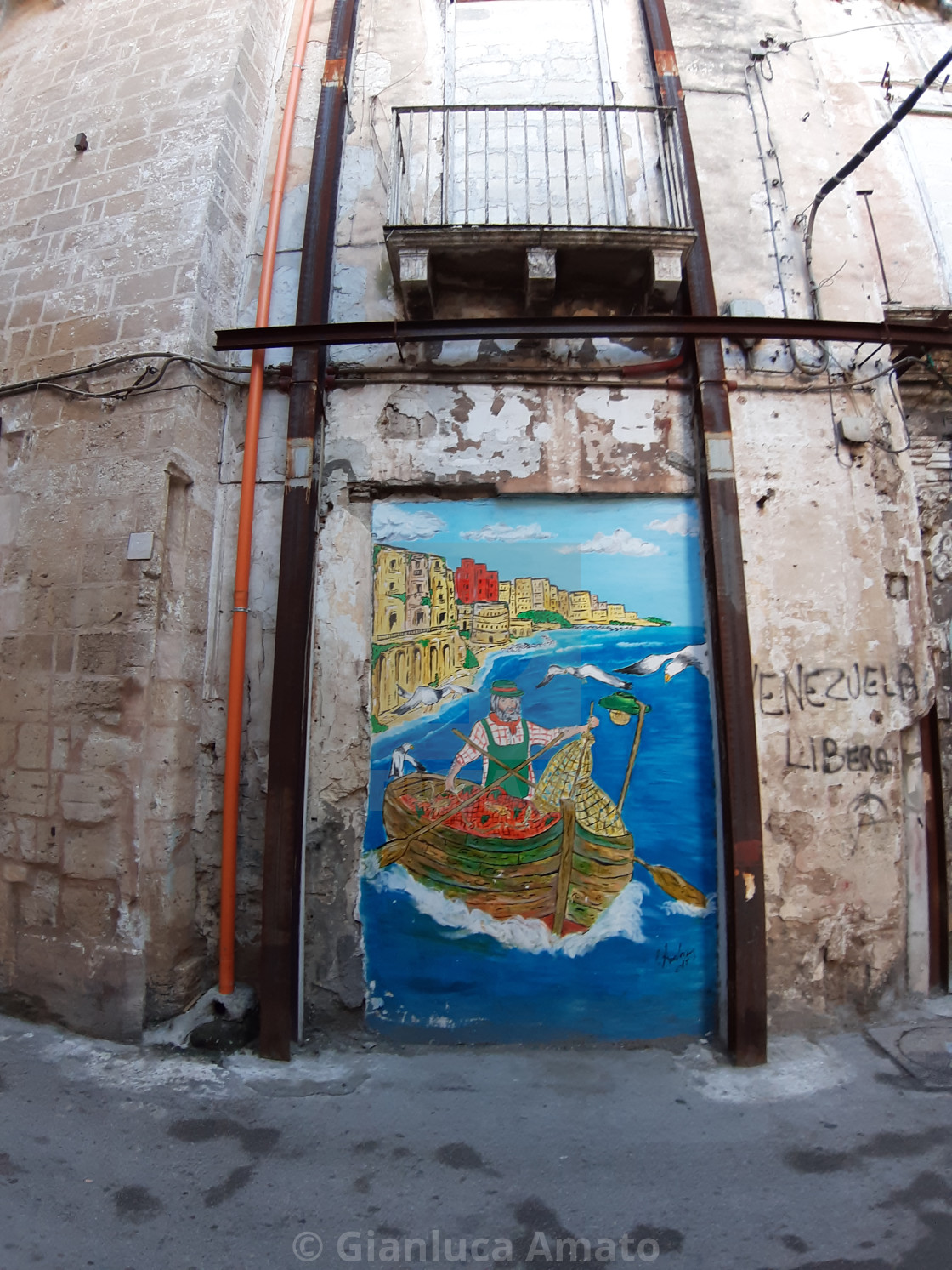 "Taranto - Graffito su palazzo fatiscente" stock image