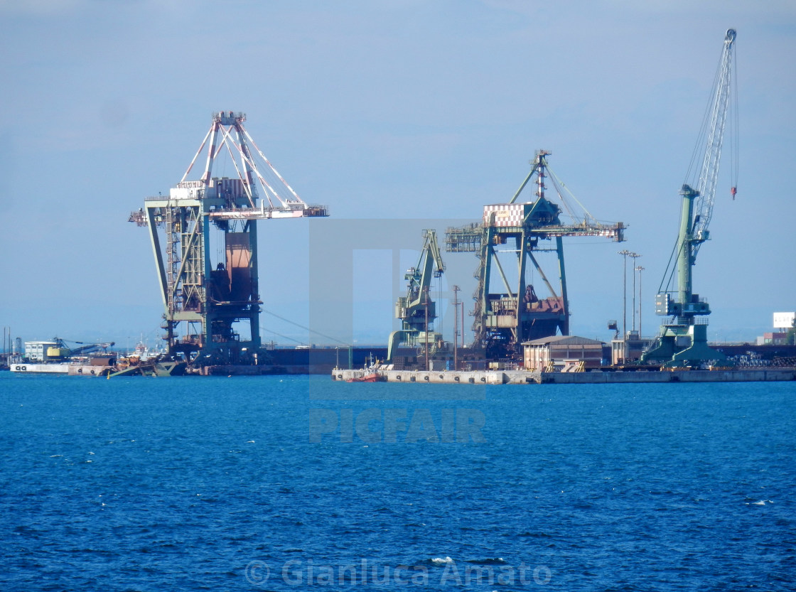 "Taranto - Gru del porto commerciale" stock image