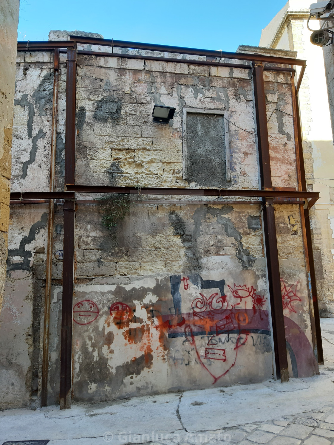 "Taranto - Palazzi pericolanti del centro storico" stock image