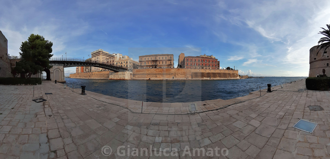 "Taranto - Panoramica del canale dalla riva" stock image