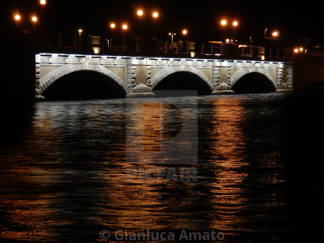 "Taranto - Ponte di pietra di notte" stock image