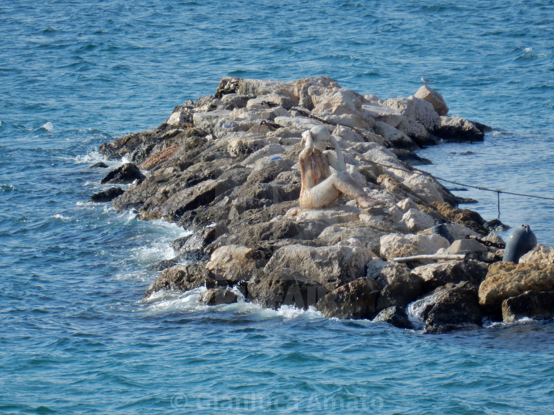 "Taranto - Sirena in cemento sugli scogli" stock image