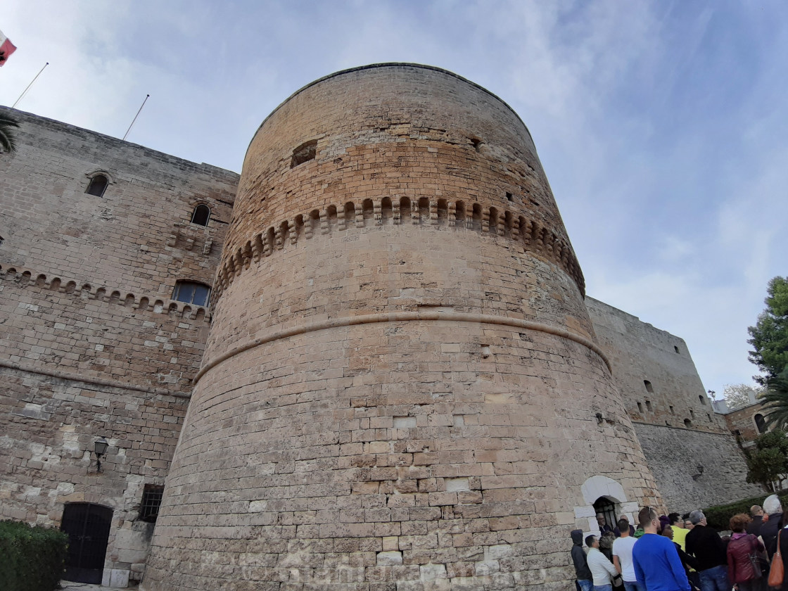 "Taranto - Turisti alla Torre San Lorenzo del Castello Aragonese" stock image