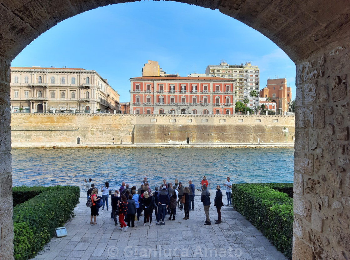 "Taranto - Turisti sul canale del Castello Aragonese" stock image