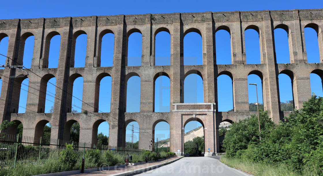 "Valle di Maddaloni - Acquedotto Carolino dalla strada" stock image