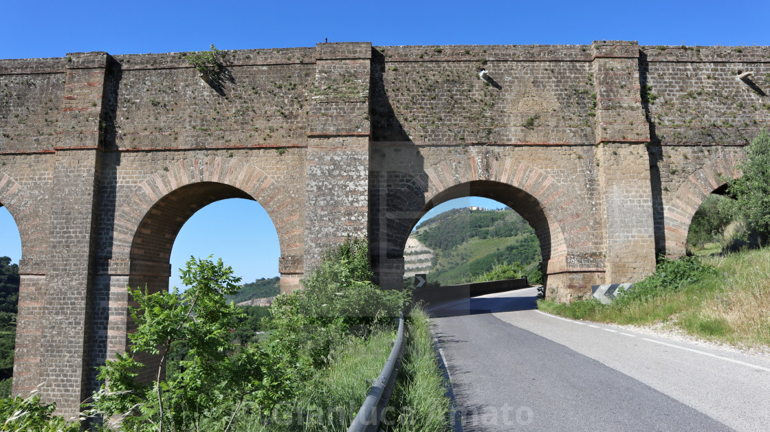 "Valle di Maddaloni - Arcate superiori dell'Acquedotto Carolino" stock image