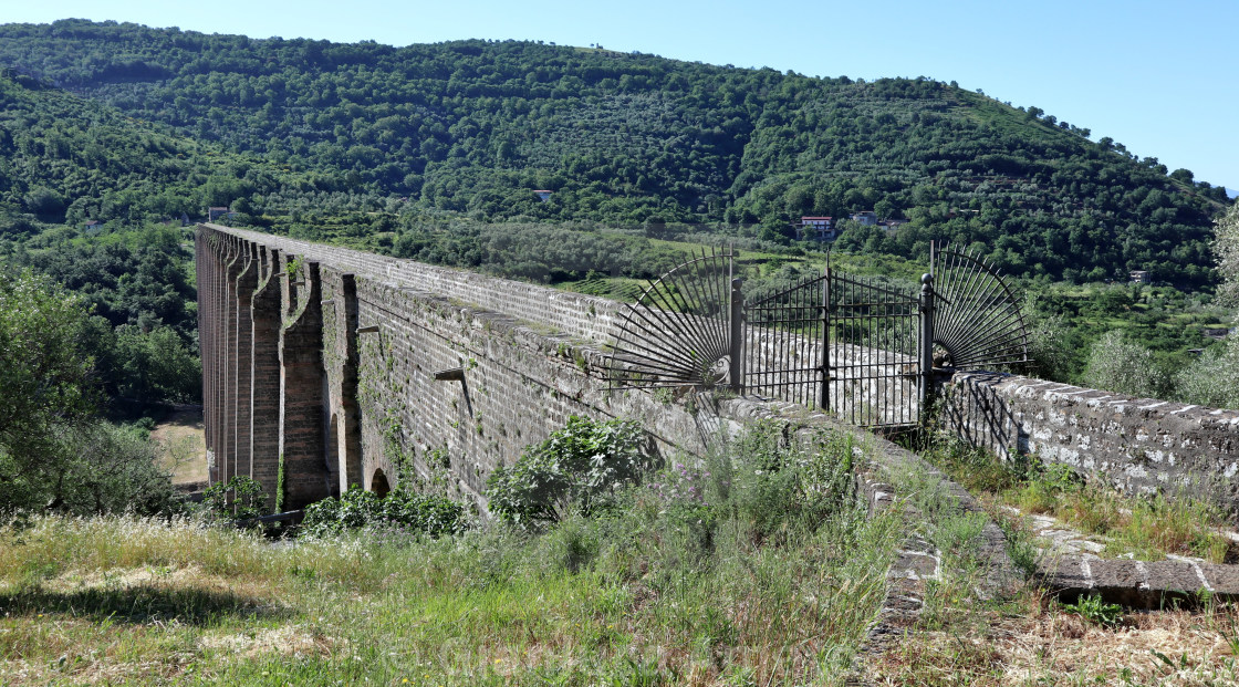 "Valle di Maddaloni - Scorcio dell'Acquedotto Carolino da sopra" stock image