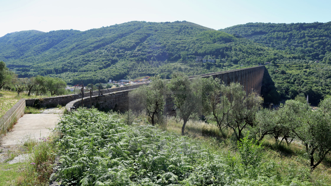 "Valle di Maddaloni - Stradina di accesso all'Acquedotto Carolino" stock image